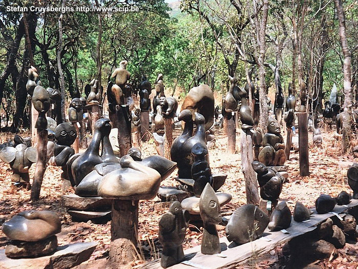 Tengenenge With 2 hired cars we drive to Tengenenge, a remote village of artists. In Tengenenge, a large garden with sculptures, we are given a short guided tour.There are 900 artists living here and they can cut stones in the mines and in the surrounding area for free. They create their sculptures in this village and they try to sell them to lost tourists. Each year a lot of people come to select sculptures for art galleries in the west. Stefan Cruysberghs